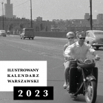 Okładka Ilustrowanego Kalendarza Warszawskiego 2023: para na motocyklu, w tle Pałac Kultury i Nauki
