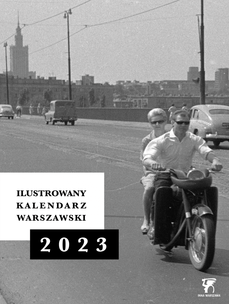 Okładka Ilustrowanego Kalendarza Warszawskiego 2023: para na motocyklu, w tle Pałac Kultury i Nauki
