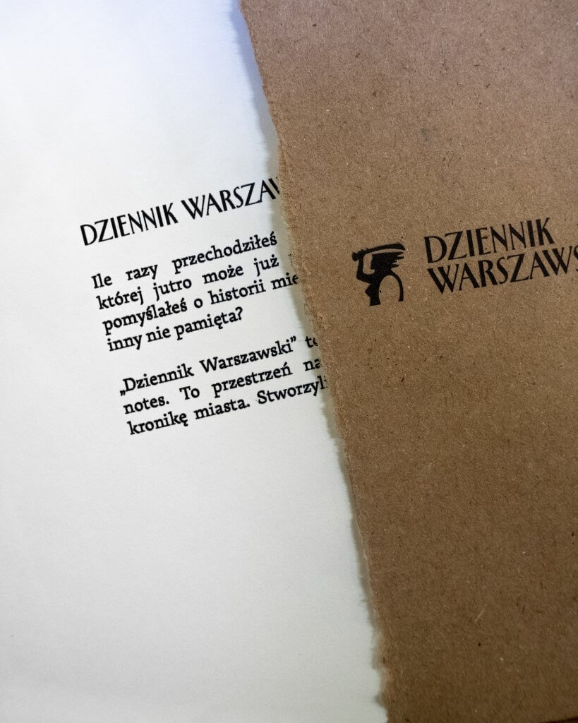 Zbliżenie rozerwanej koperty z logo Dziennika Warszawskiego i listu powitalnego